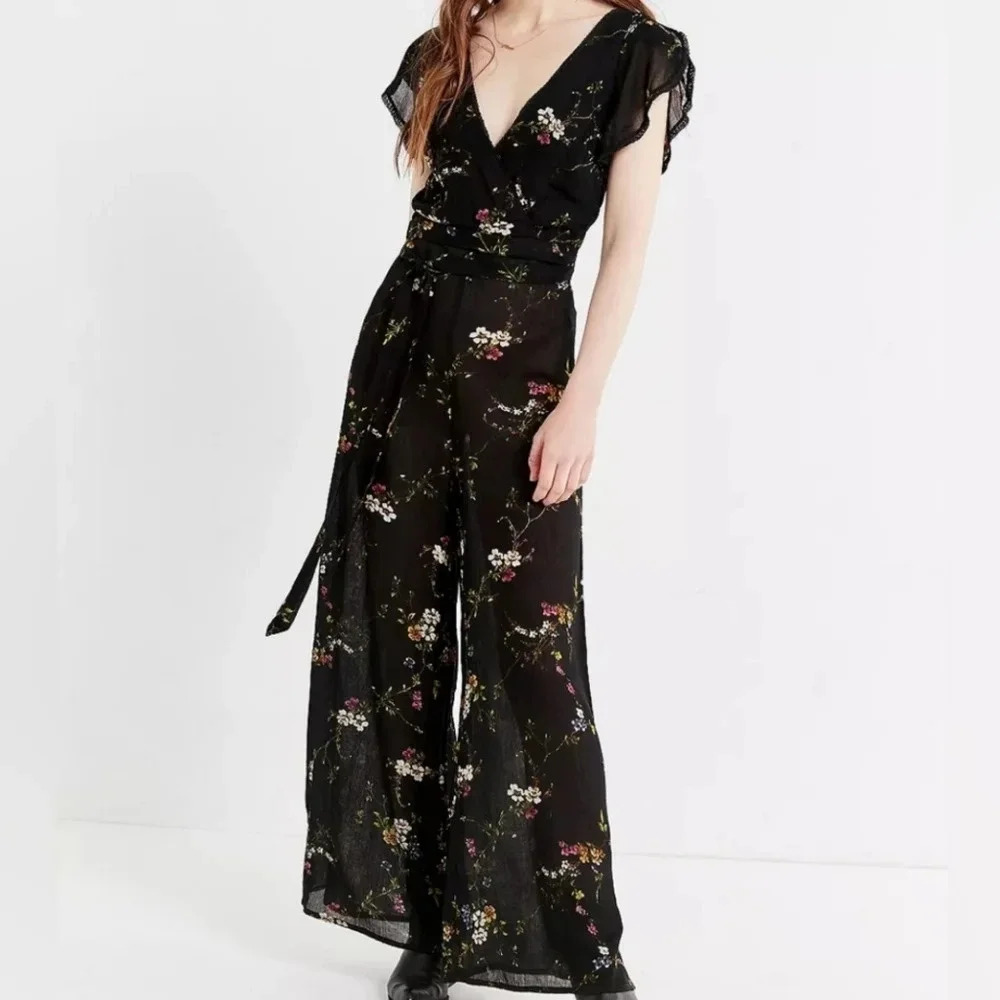 Urban Outfitters Black Floral Jumpsuit Flutter Sleeves V Neck Lace Trim Size 6